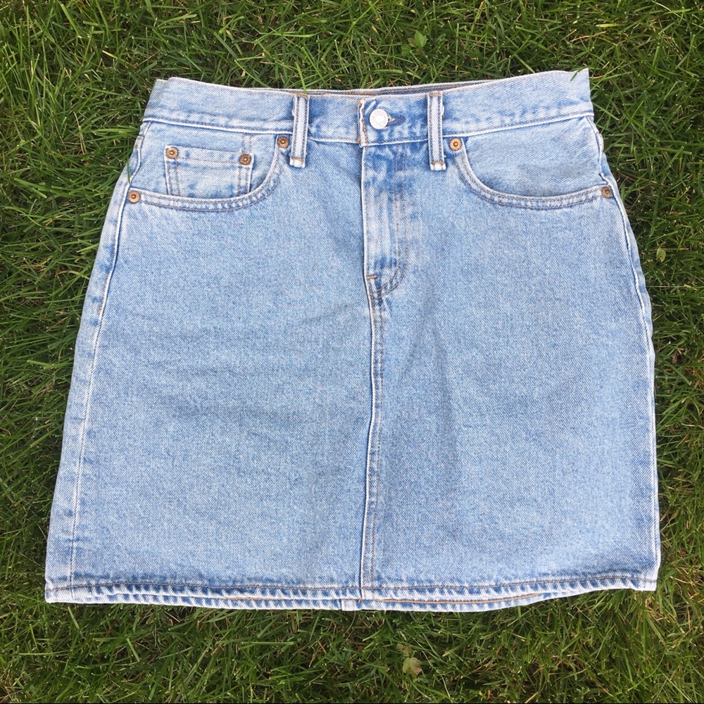 NWOT levi denim skirt 🌱